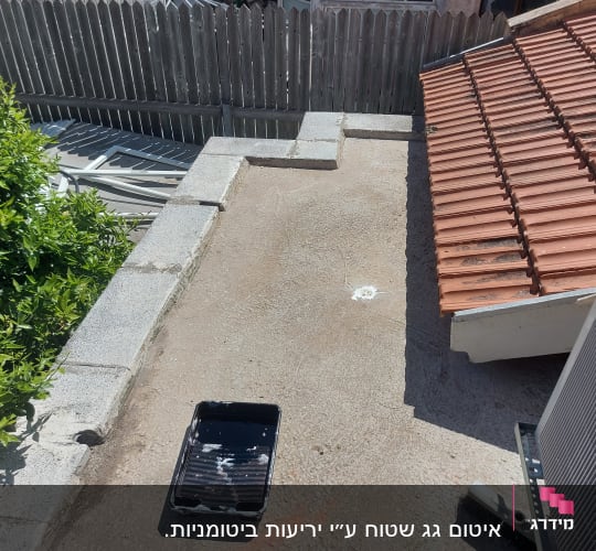 מגש צבע על גג עם תיקון איטום